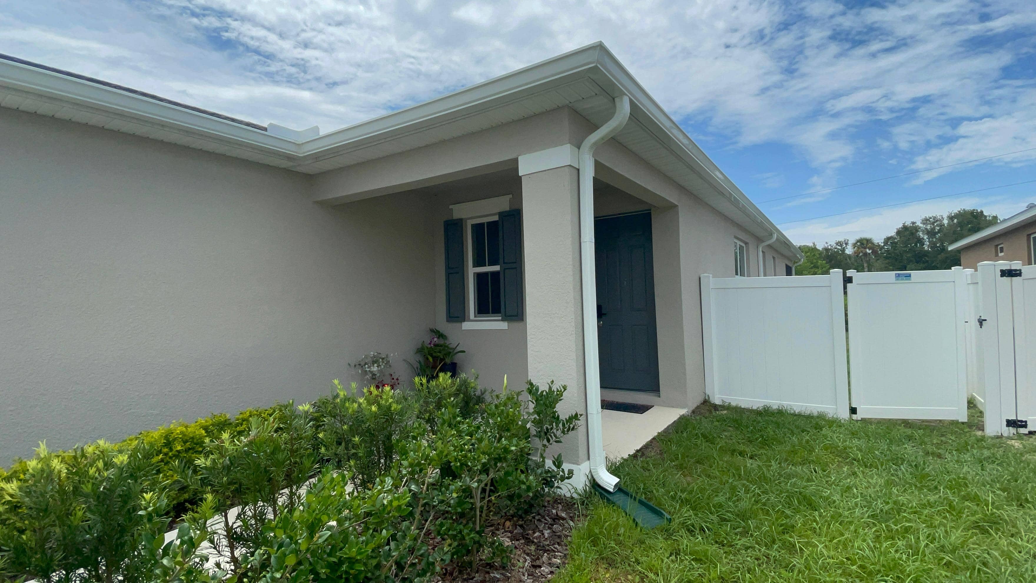 Seamless gutter installation on Florida home